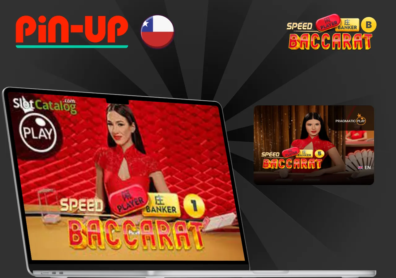 Crupier en vivo del juego Speed Baccarat de Pin-Up Chile vestida de rojo en mesa de casino con fichas doradas